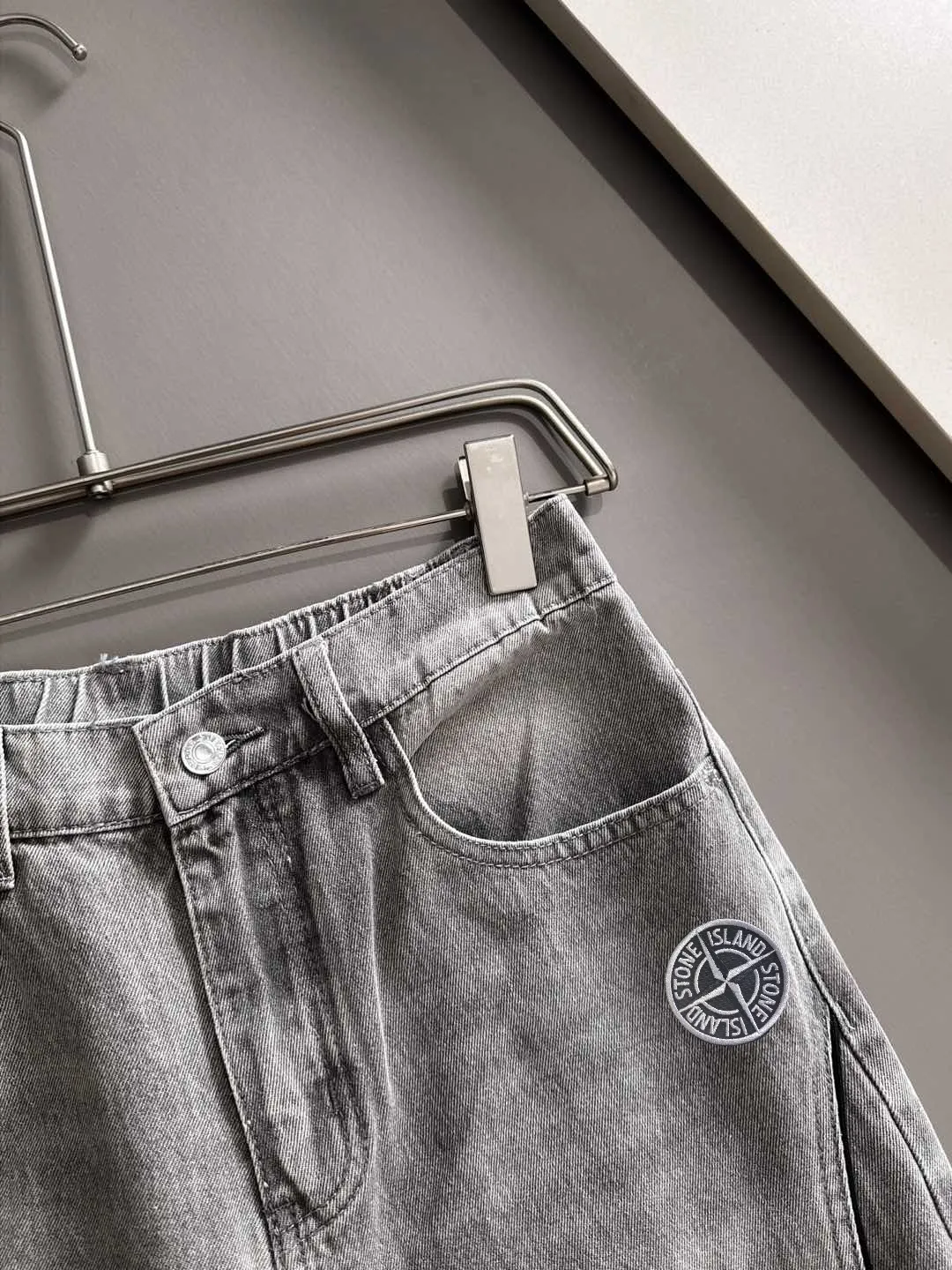 P360 Stone Island 2025 autumn and winter loose wide-leg jeans and straight trousers, the trend in the trend! Many fashion bloggers control the upper body. The water is woven from imported Japanese Denim plain cotton denim fabric. It has three standards, is soft, delicate, comfortable and breathable. The color has a modern and fashionable vicissitudes. The upper body is versatile and fashionable! Light luxury, a must-have item for daily commuting! Size: S-3XL (please state your height and weight when placing an order)